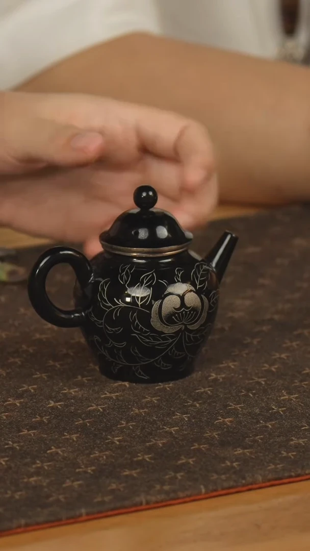 QWWHT戗金黑色唐草纹秋水壶