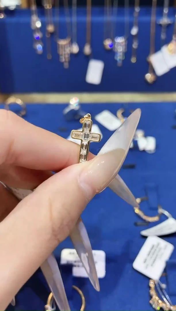 18K金镶嵌颈饰实验室培育钻石祖母切吊坠18K金