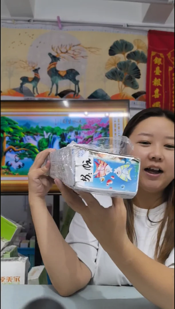 53号63x44 cm亲嘴小鱼 钻石画 特价
