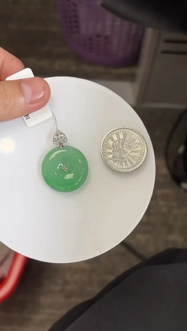 翡翠18K金镶嵌颈饰平安扣