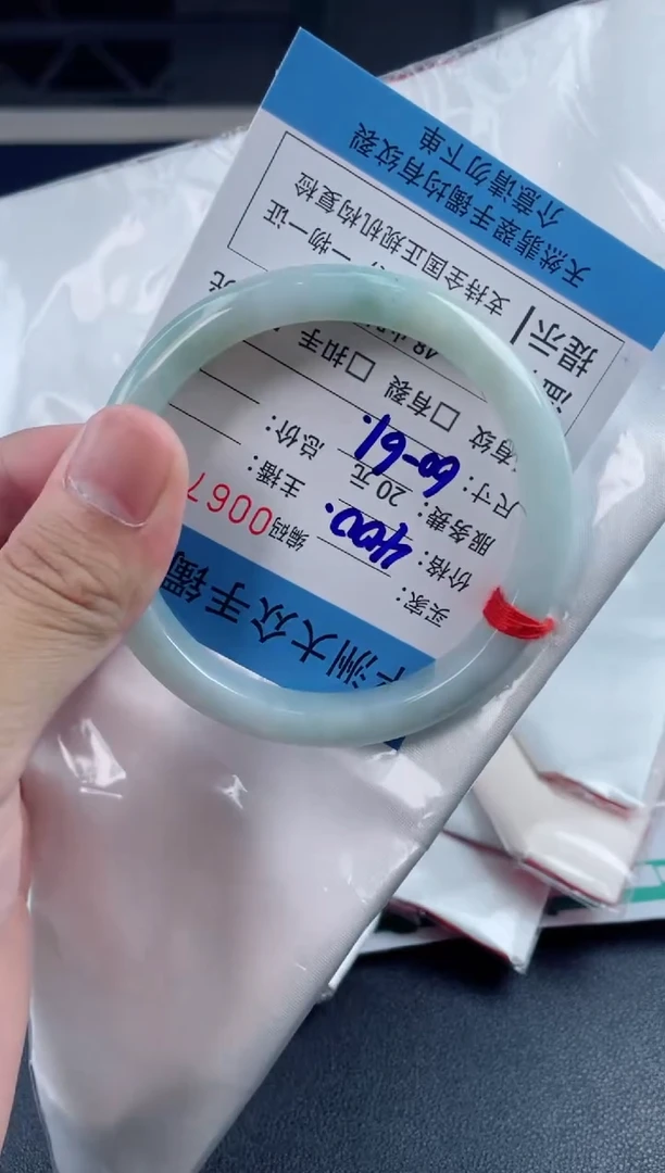 翡翠手镯未镶嵌翡翠手镯