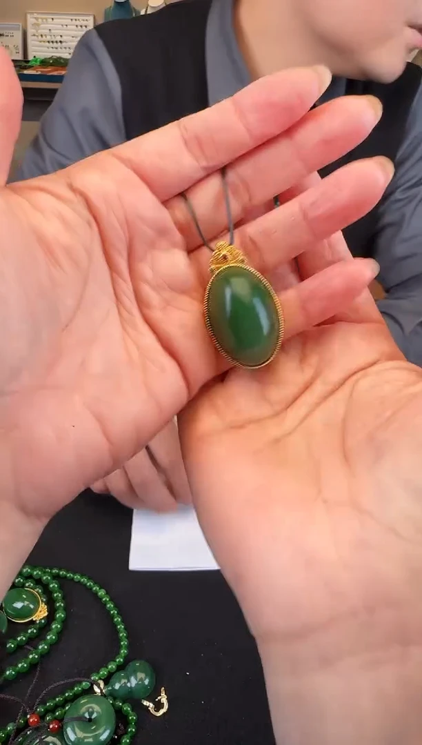 颈饰未镶嵌和田玉鸽子蛋3.0