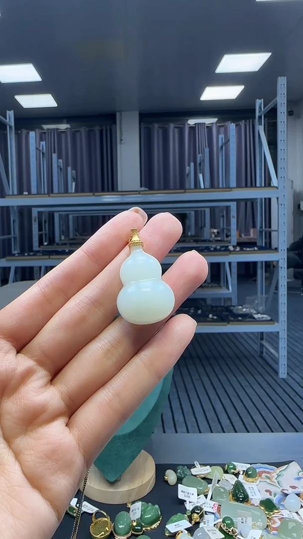 18K金镶嵌和田玉挂件 不含链
