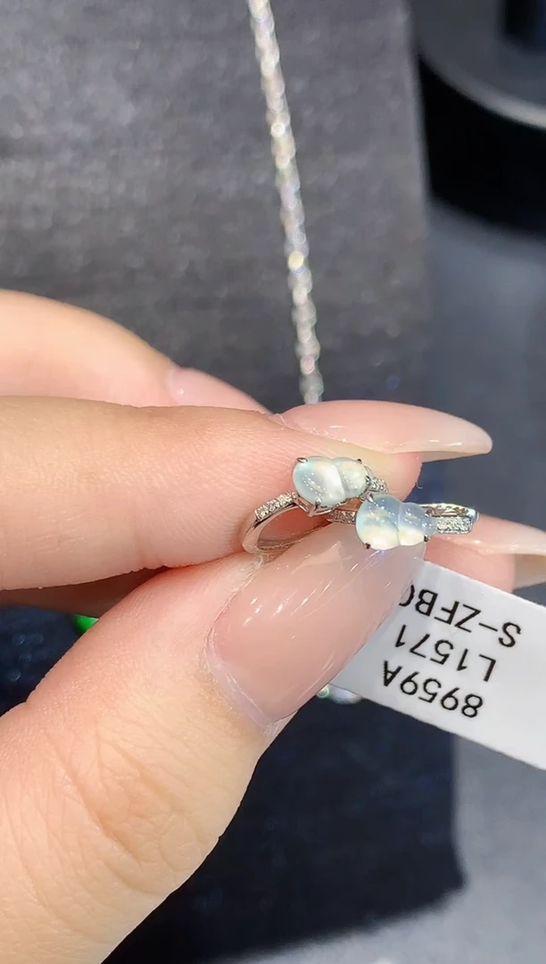 18K金镶嵌翡翠耳饰多样性发其一