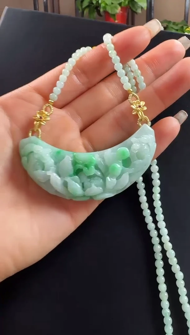 颈饰未镶嵌翡翠弯弯