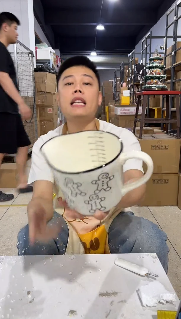 瓷片姜饼人奶壶（内外有小黑点）