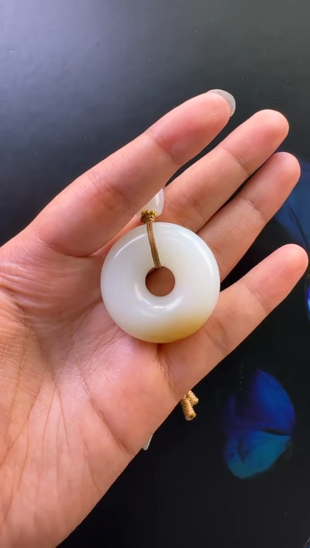 颈饰未镶嵌和田玉吊坠