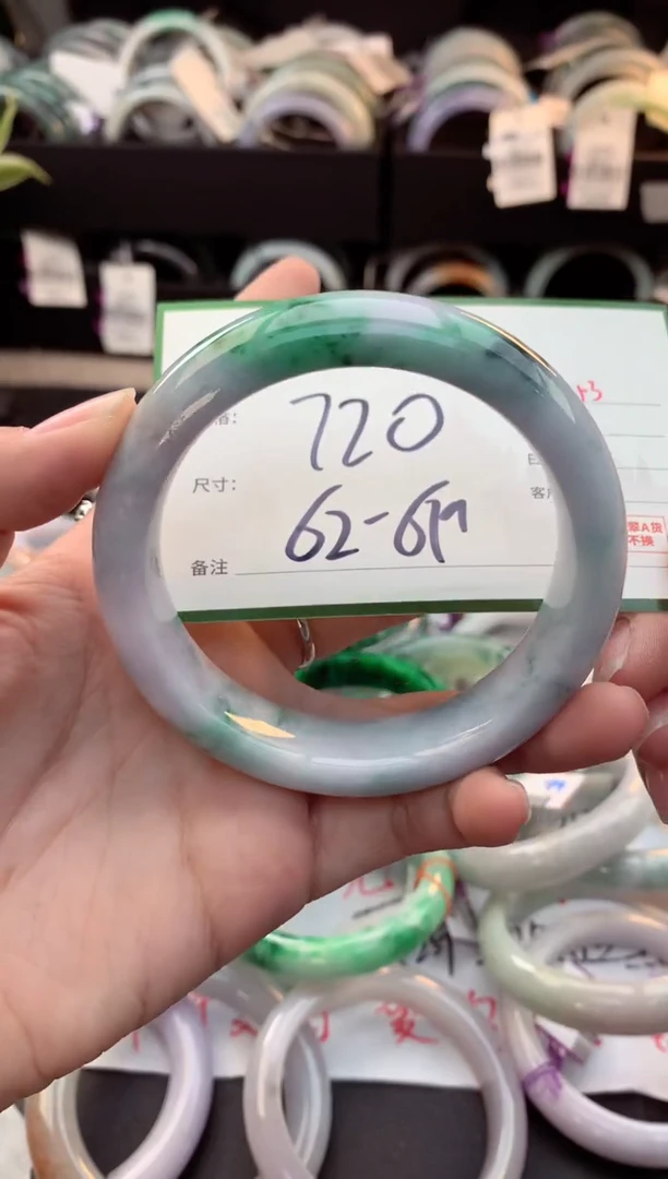 未镶嵌定制翡翠毛货需精细抛光+多人