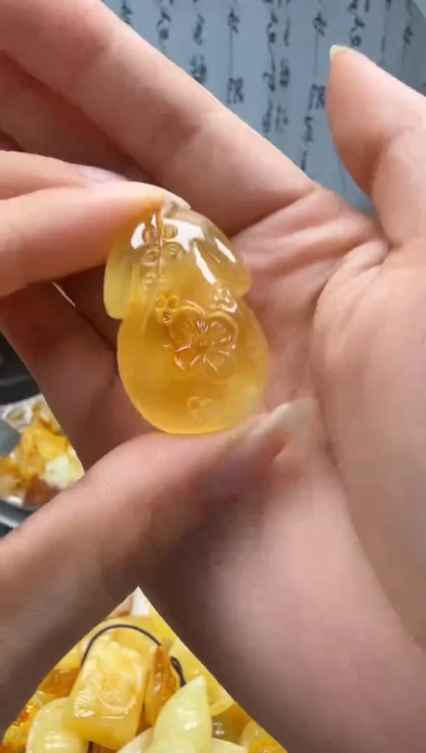 未镶嵌琥珀裸石如图