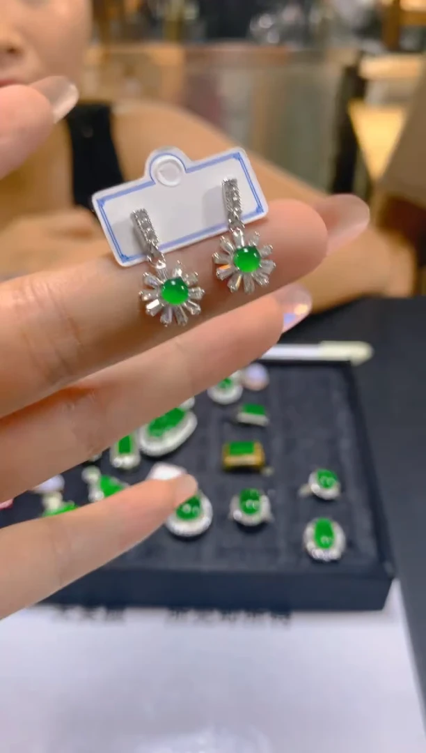 翡翠未镶嵌耳饰多样性发一