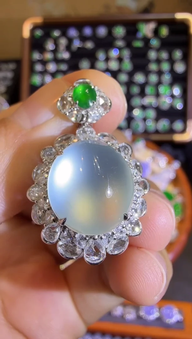 【闪购商品】翡翠吊坠(赠链)18K金镶嵌玻璃种极光白鸽子蛋吊坠