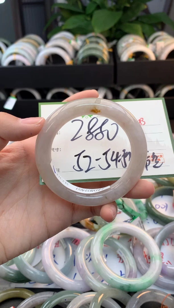 未镶嵌定制翡翠毛货需精细抛光+多人