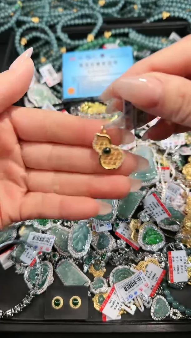【闪购商品】翡翠吊坠(赠链)未镶嵌天然翡翠A货