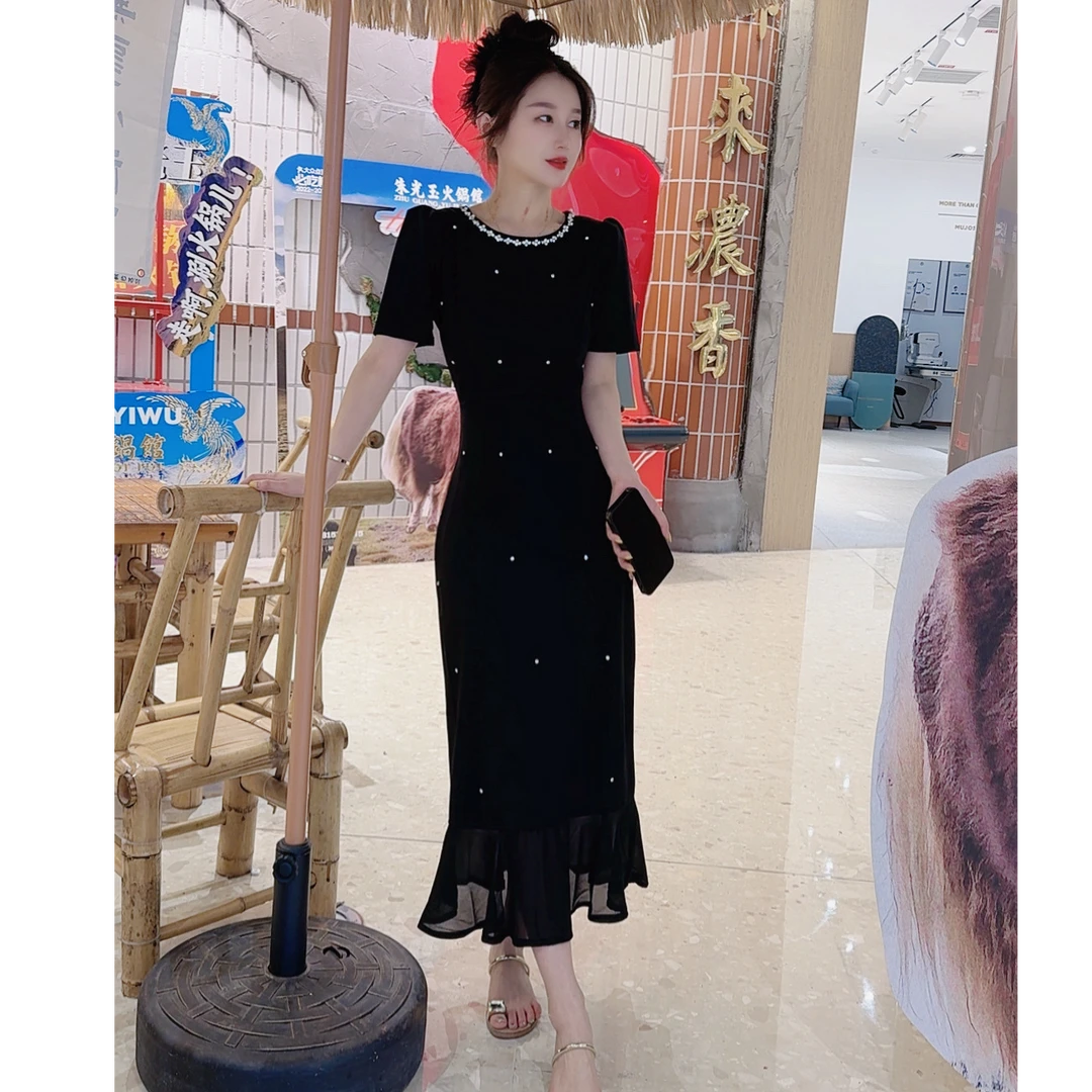 后妈裙高端夏季黑色连衣裙女2025夏装修身显瘦气质收腰小黑裙