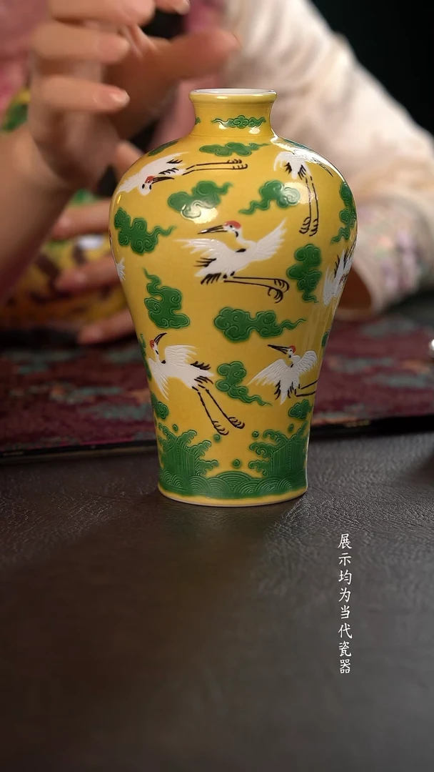贵红窑素三彩云鹤梅瓶
