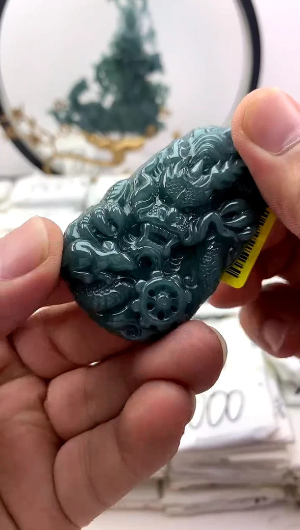 翡翠未镶嵌颈饰龙牌