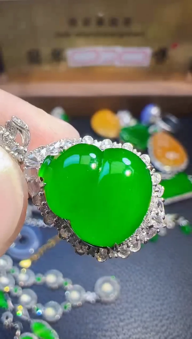 翡翠18K金镶嵌颈饰翡翠