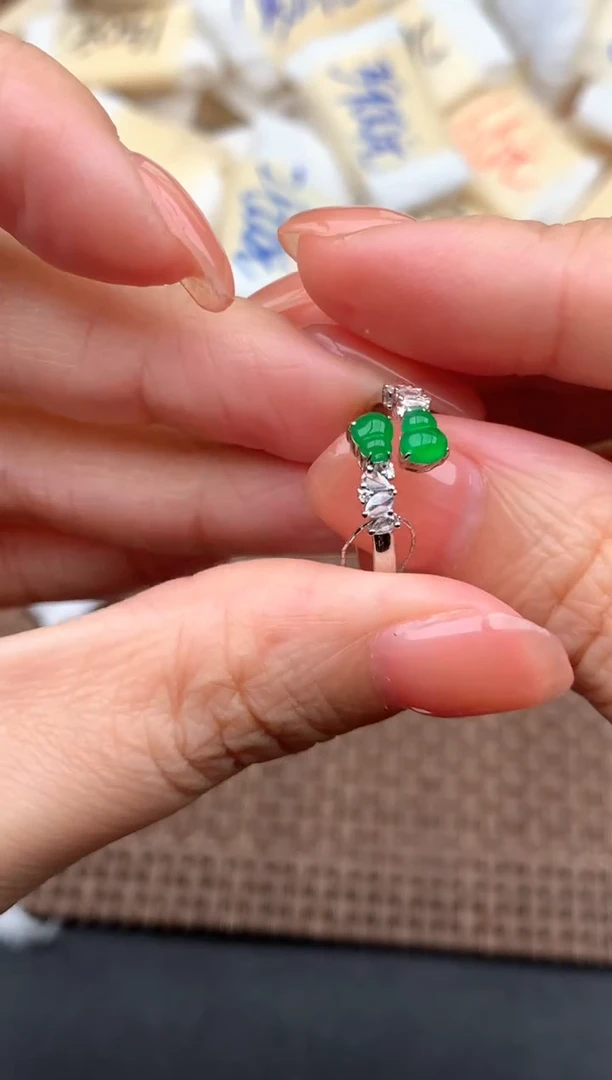 18K金镶嵌挂件翡翠一