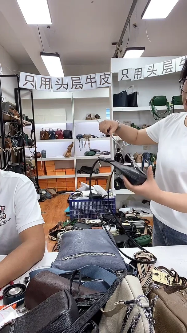头层牛皮鳄鱼纹手机包