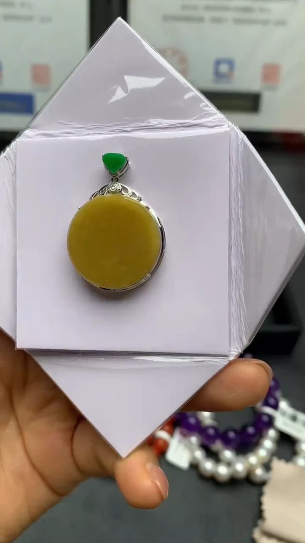 颈饰18K金镶嵌翡翠无事牌