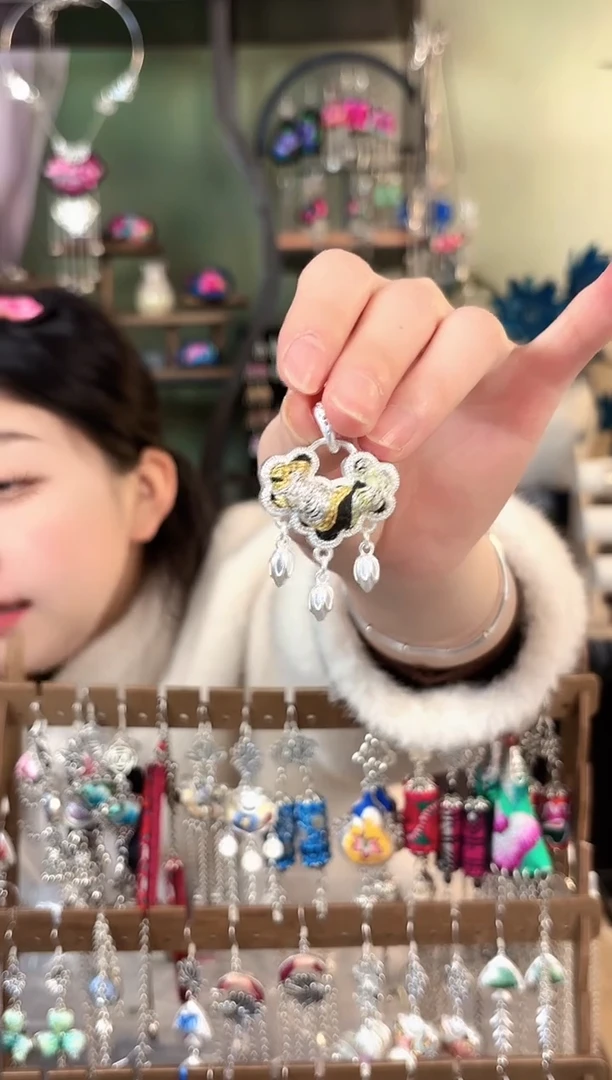 彩云南阁非遗老绣苗银饰品142