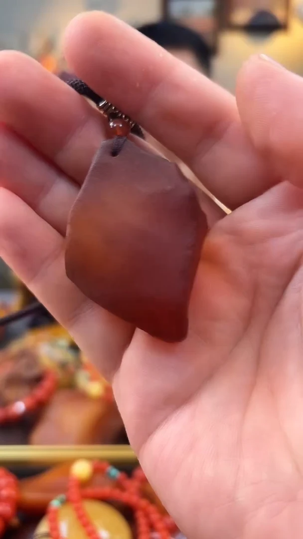 未镶嵌颈饰琥珀吊坠