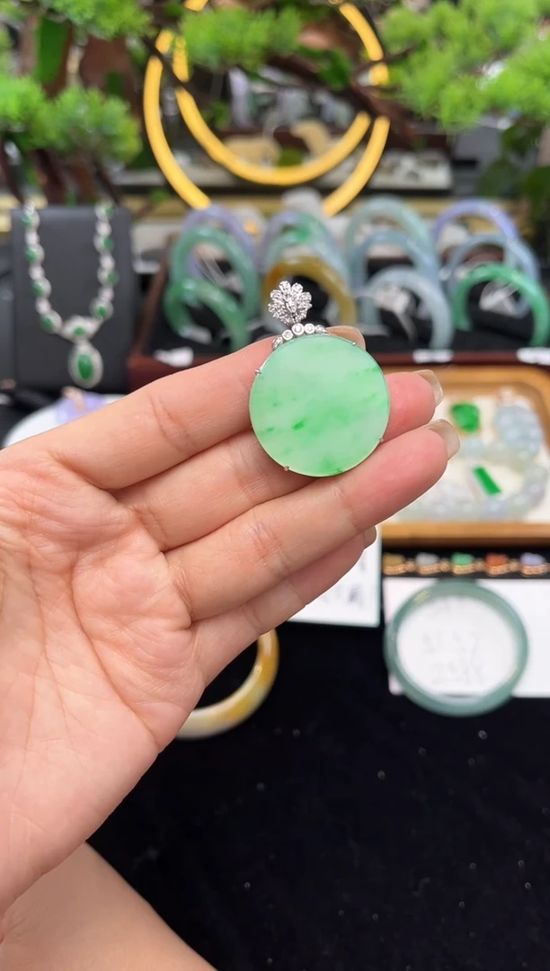 颈饰18K金镶嵌翡翠吊坠