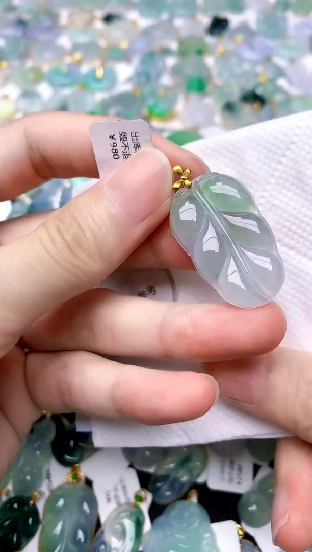 颈饰18K金镶嵌翡翠天然A货翡翠