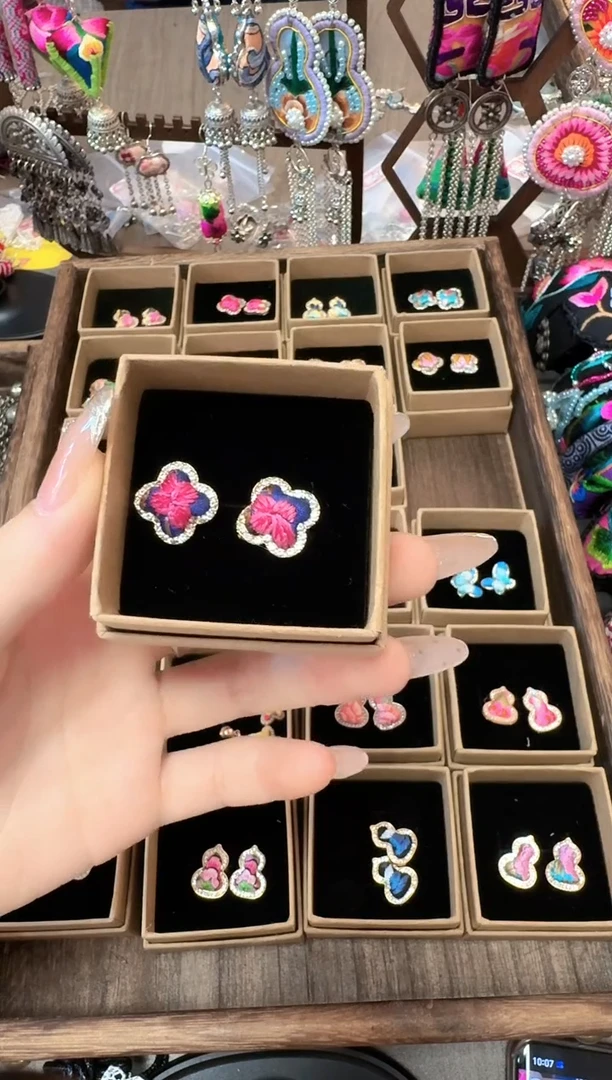 织绣云织谣民族风精美饰品   656