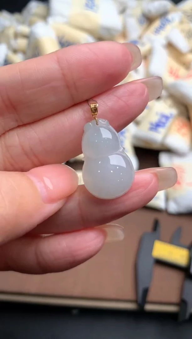 18K金镶嵌挂件翡翠一