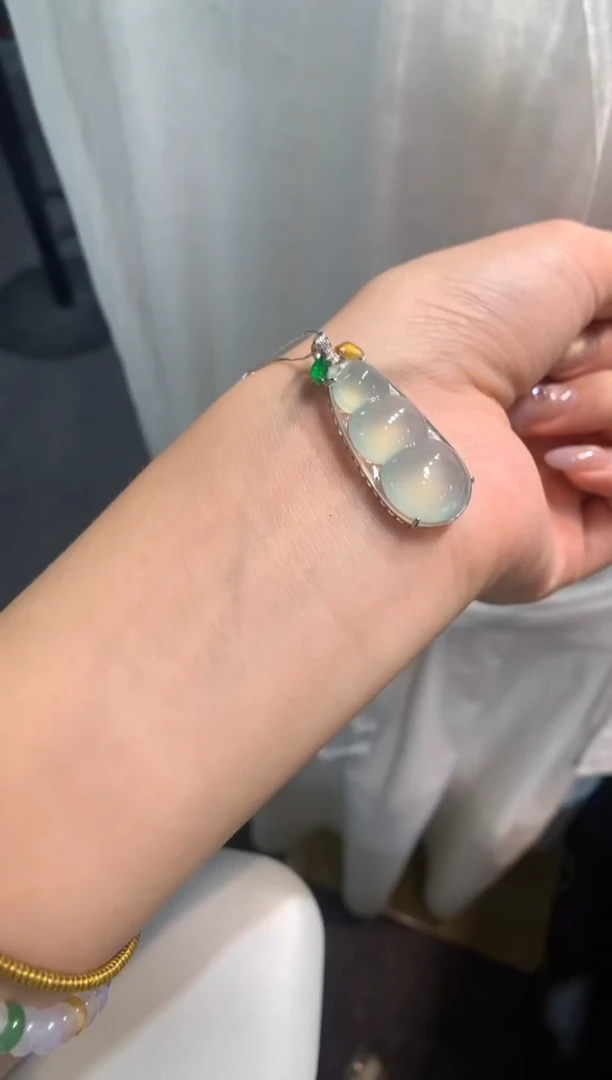 颈饰18K金镶嵌翡翠福豆