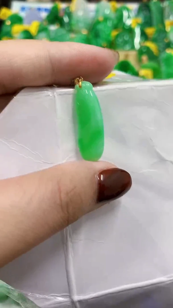 翡翠18K金镶嵌颈饰挂件