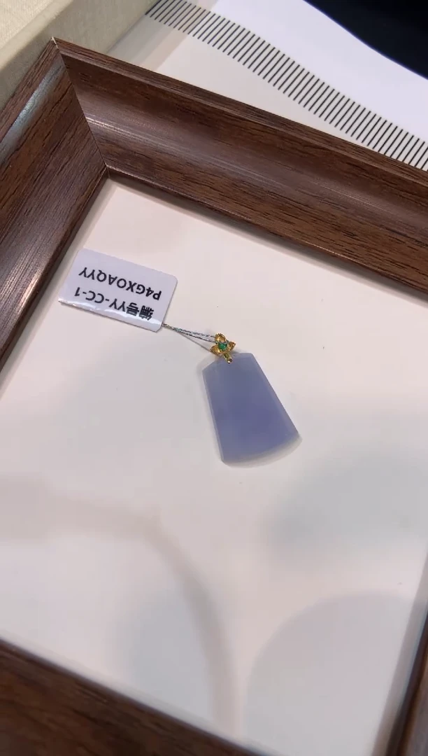 颈饰18K金镶嵌翡翠无事牌