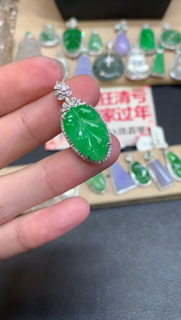 【闪购商品】翡翠颈饰18K金镶嵌叶子【无服务费】