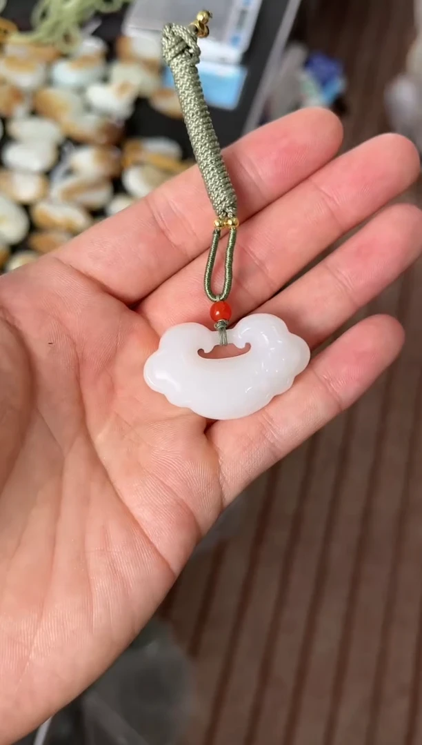 【闪购商品】和田玉挂件未镶嵌且末天泰白玉如意锁微色差