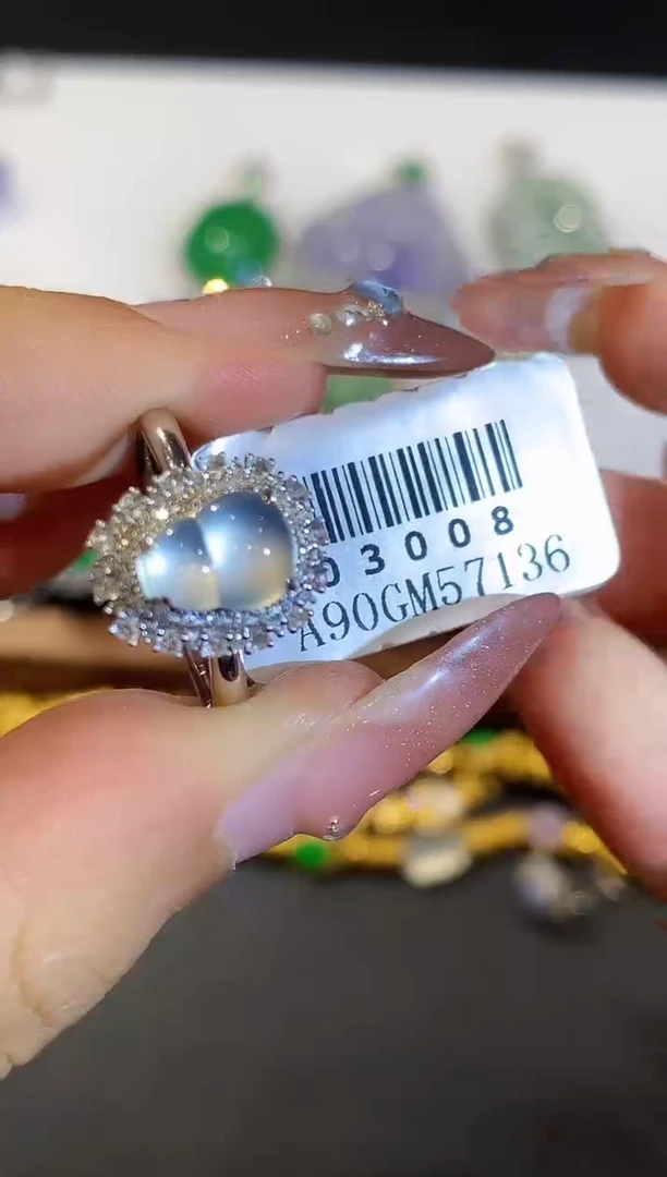 18K金镶嵌戒指翡翠多样性发其一