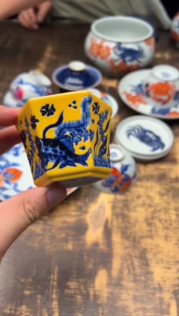 戏墨柴窑黄地鱼藻纹六方杯