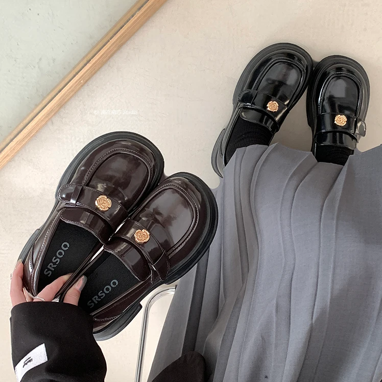 南在南方圆头百搭山茶花英伦风黑色厚底小皮鞋女2025年新款乐福鞋