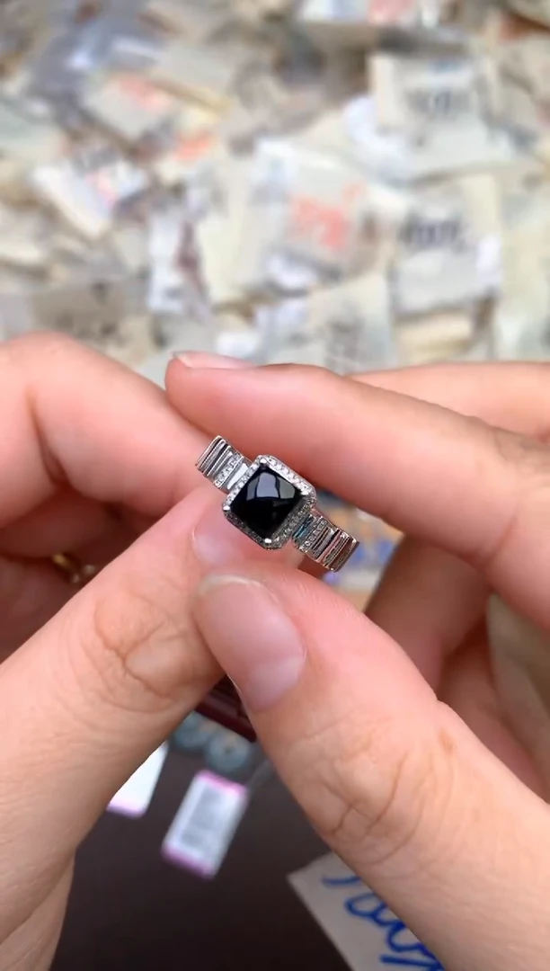 18K金镶嵌挂件翡翠 —