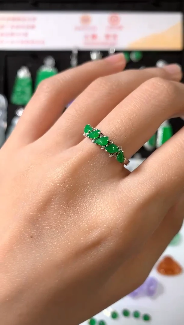 18K金镶嵌戒指翡翠戒指