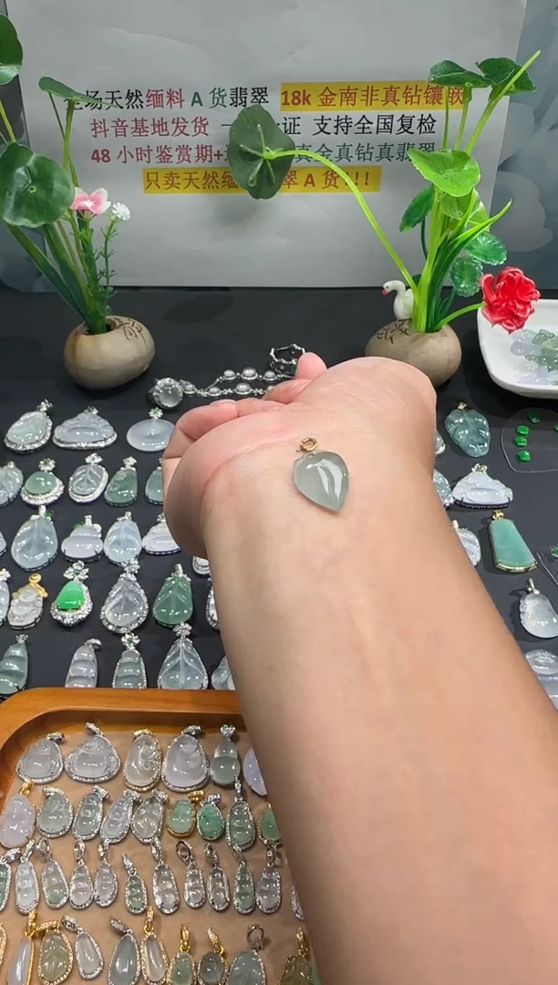 颈饰18K金镶嵌翡翠小桃子