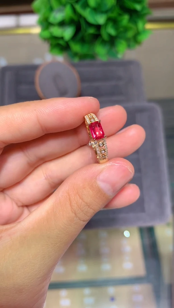 18K金镶嵌戒指红宝石0.68CT