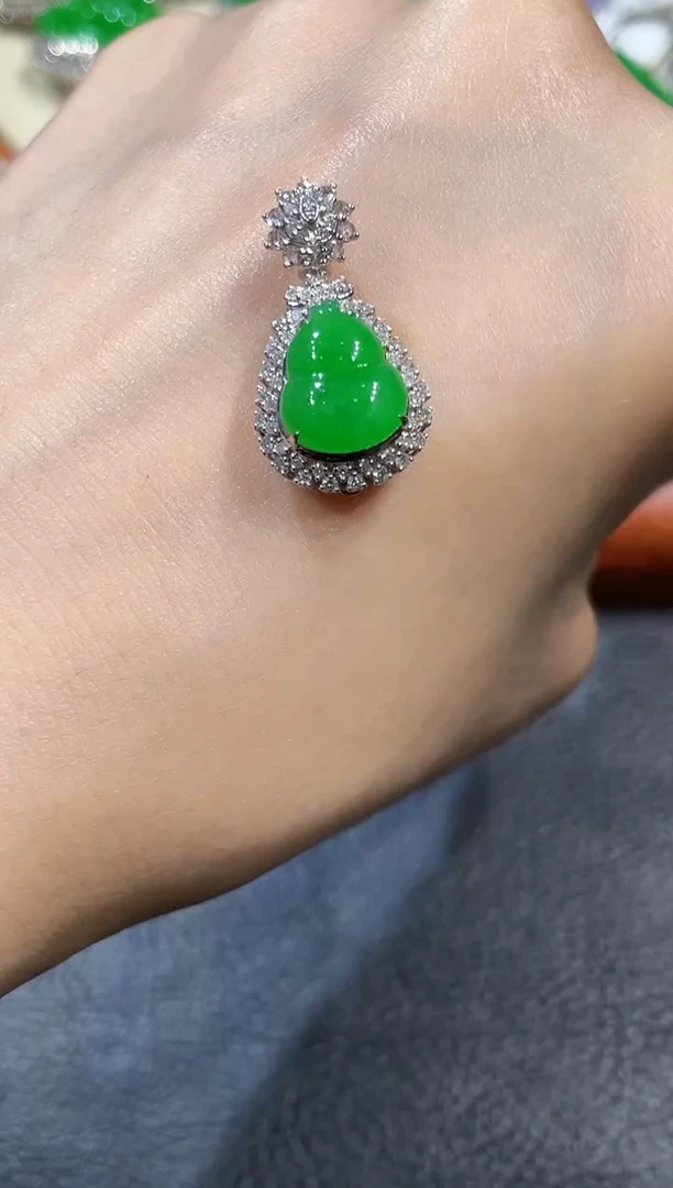 吊坠(不含链)18K金镶嵌翡翠葫芦