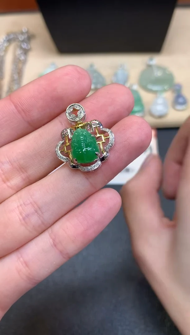 【闪购商品】翡翠颈饰18K金镶嵌貔貅【无服务费】