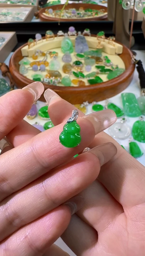 【闪购商品】翡翠颈饰18K金镶嵌缅甸翡翠A货吊坠
