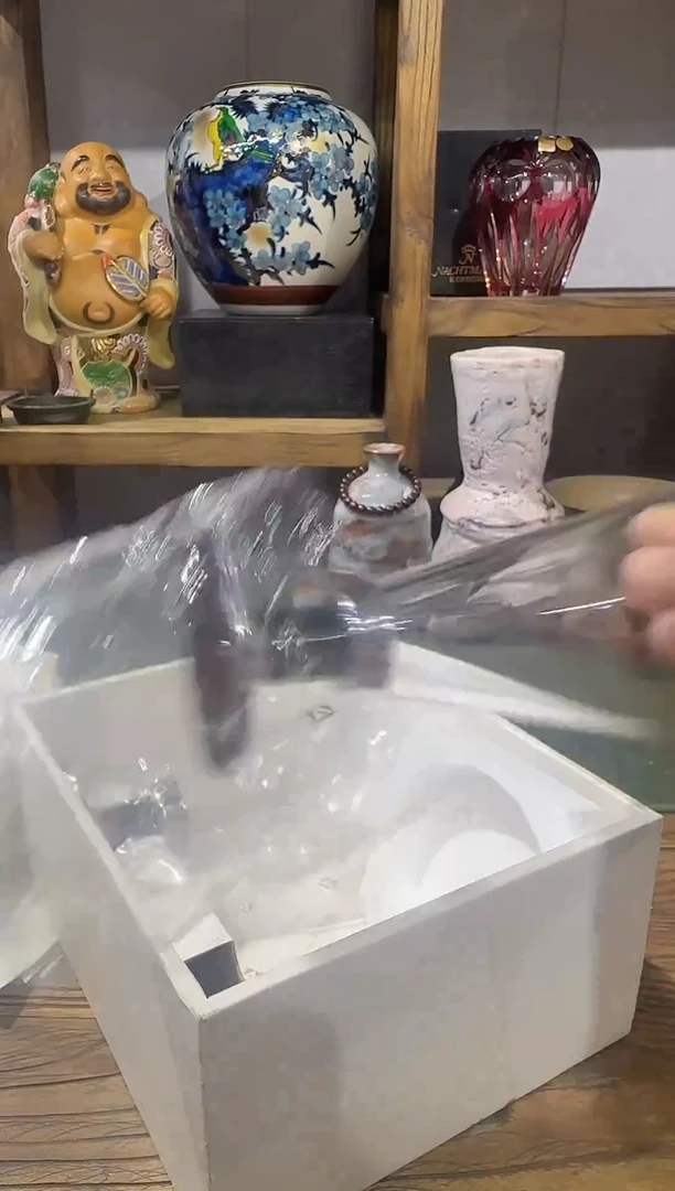 水晶玻璃杯两只。