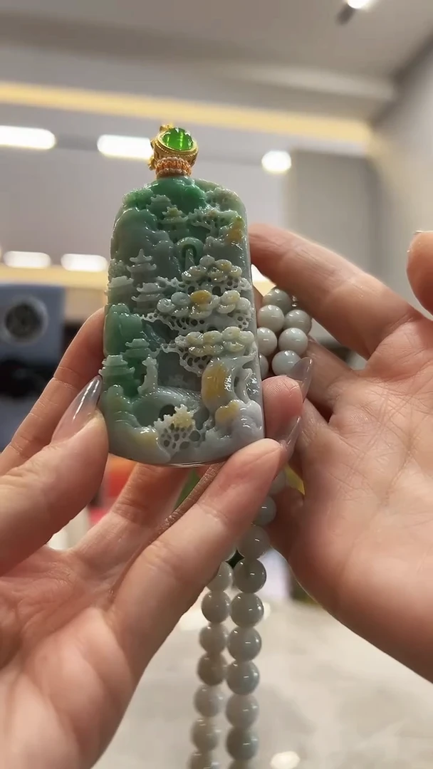 翡翠未镶嵌颈饰山水