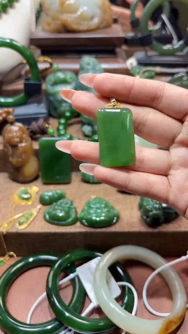 颈饰18K金镶嵌和田玉（碧玉）1