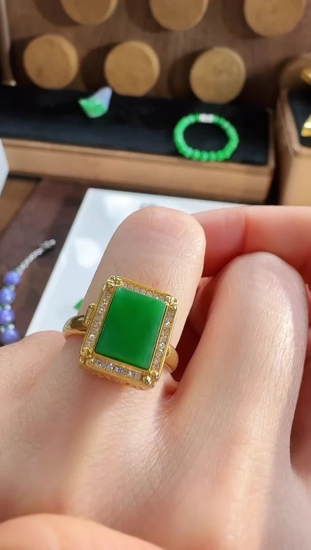 18K金镶嵌戒指翡翠戒指