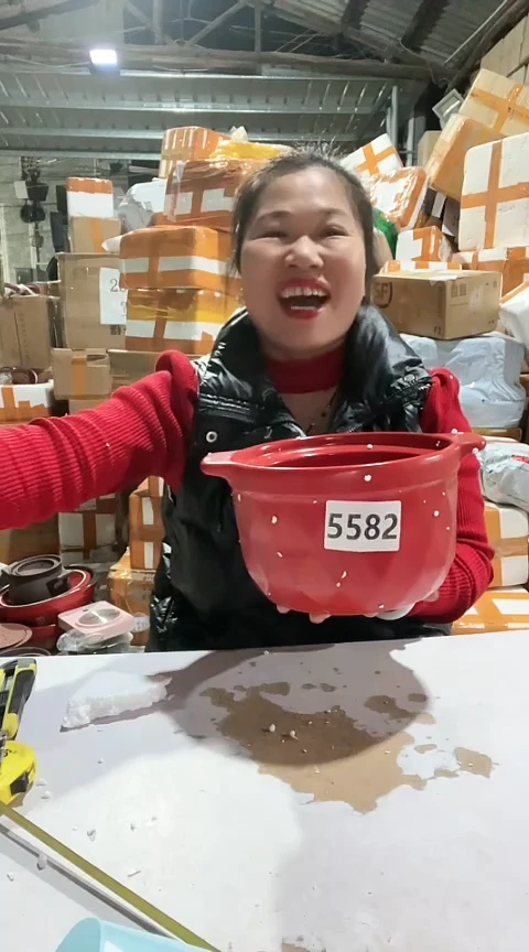 陶5582瑕疵红色锅不带盖